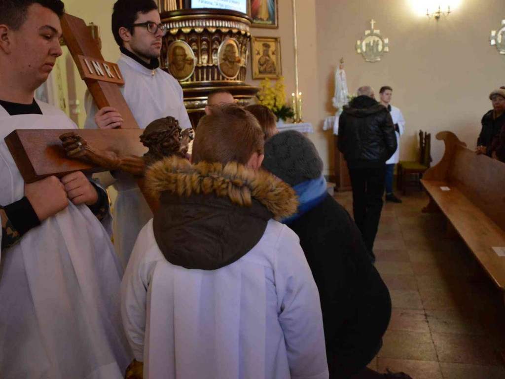 Wielki Piątek. Upamiętniamy śmierć Jezusa Chrystusa na krzyżu. Zobacz zdjęcia z uroczystości [FOTO]