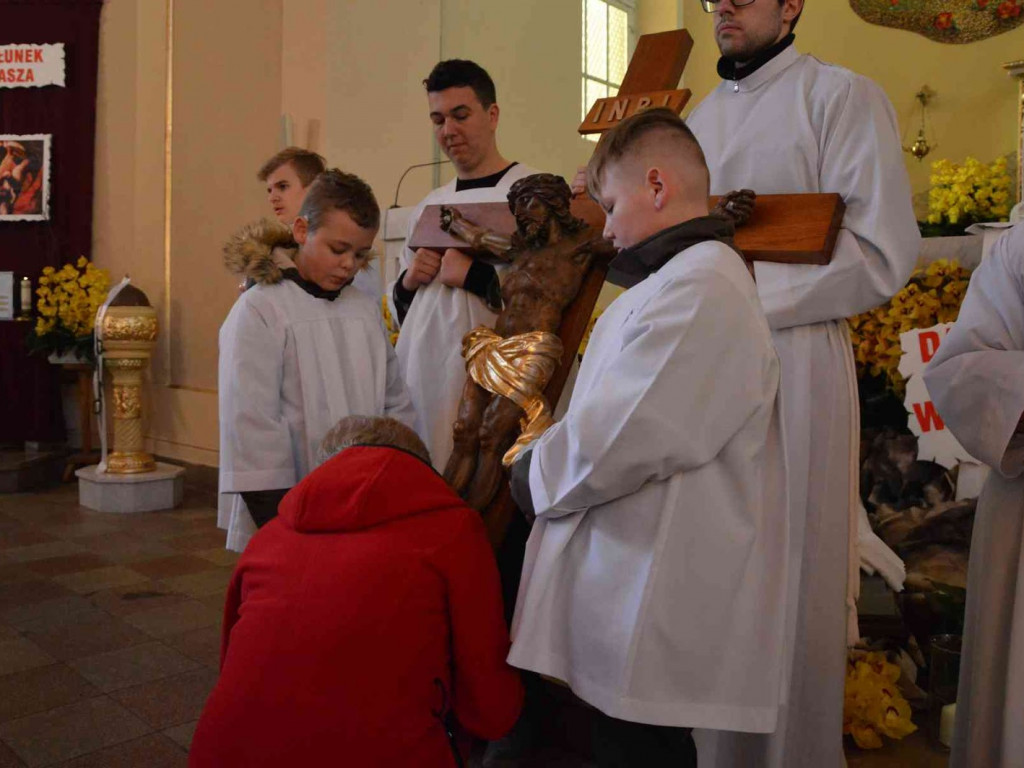Wielki Piątek. Upamiętniamy śmierć Jezusa Chrystusa na krzyżu. Zobacz zdjęcia z uroczystości [FOTO]