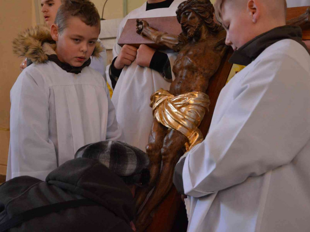 Wielki Piątek. Upamiętniamy śmierć Jezusa Chrystusa na krzyżu. Zobacz zdjęcia z uroczystości [FOTO]