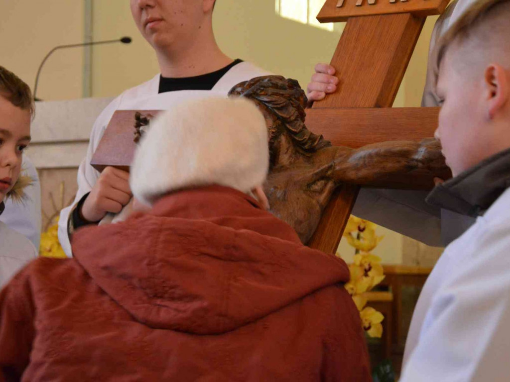 Wielki Piątek. Upamiętniamy śmierć Jezusa Chrystusa na krzyżu. Zobacz zdjęcia z uroczystości [FOTO]
