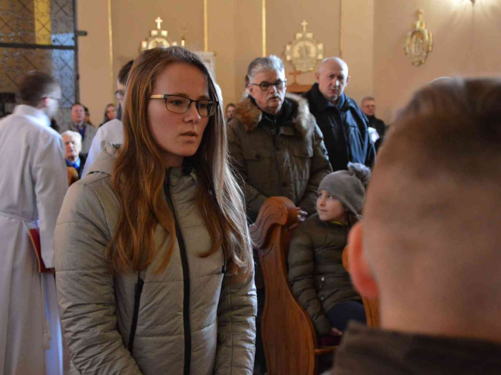 Wielki Piątek. Upamiętniamy śmierć Jezusa Chrystusa na krzyżu. Zobacz zdjęcia z uroczystości [FOTO]