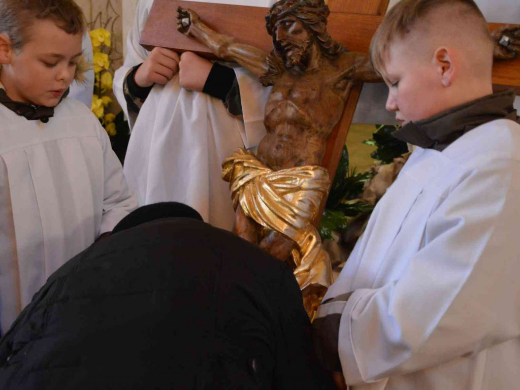 Wielki Piątek. Upamiętniamy śmierć Jezusa Chrystusa na krzyżu. Zobacz zdjęcia z uroczystości [FOTO]
