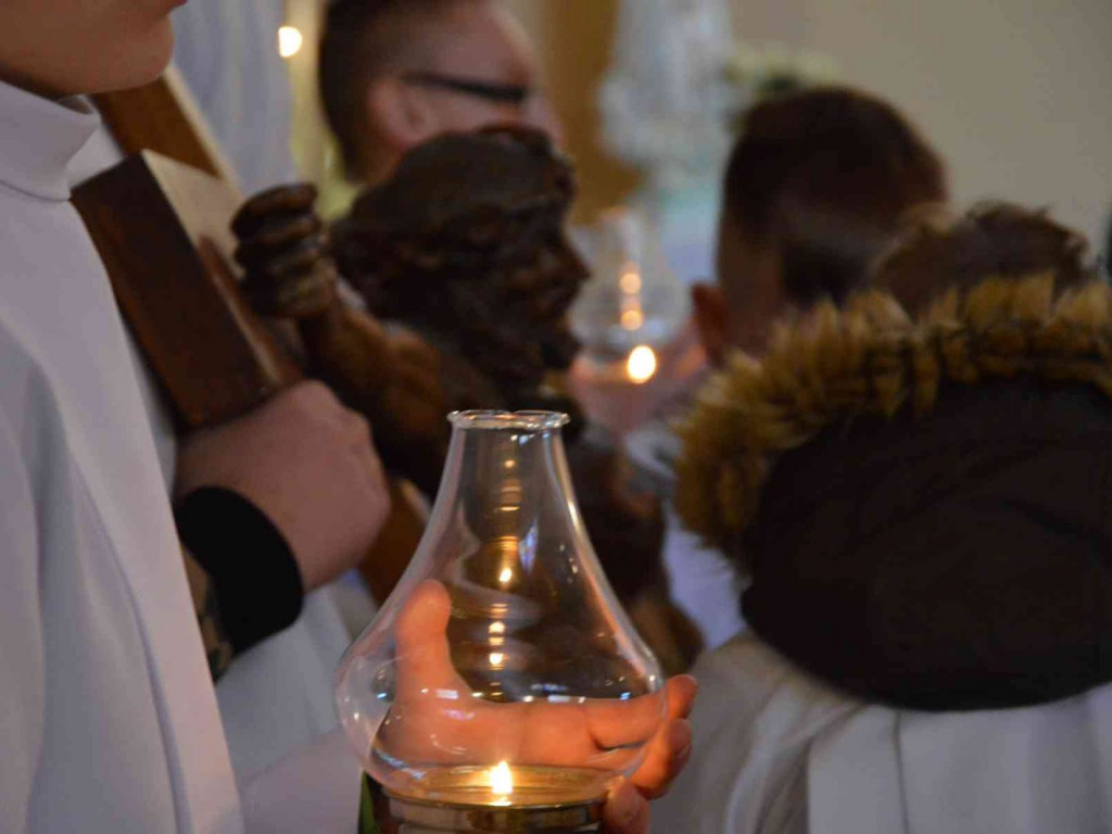Wielki Piątek. Upamiętniamy śmierć Jezusa Chrystusa na krzyżu. Zobacz zdjęcia z uroczystości [FOTO]