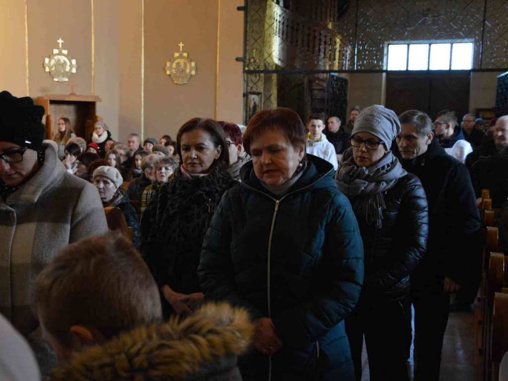 Wielki Piątek. Upamiętniamy śmierć Jezusa Chrystusa na krzyżu. Zobacz zdjęcia z uroczystości [FOTO]