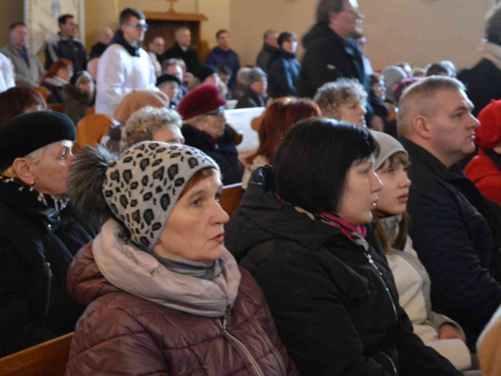 Wielki Piątek. Upamiętniamy śmierć Jezusa Chrystusa na krzyżu. Zobacz zdjęcia z uroczystości [FOTO]