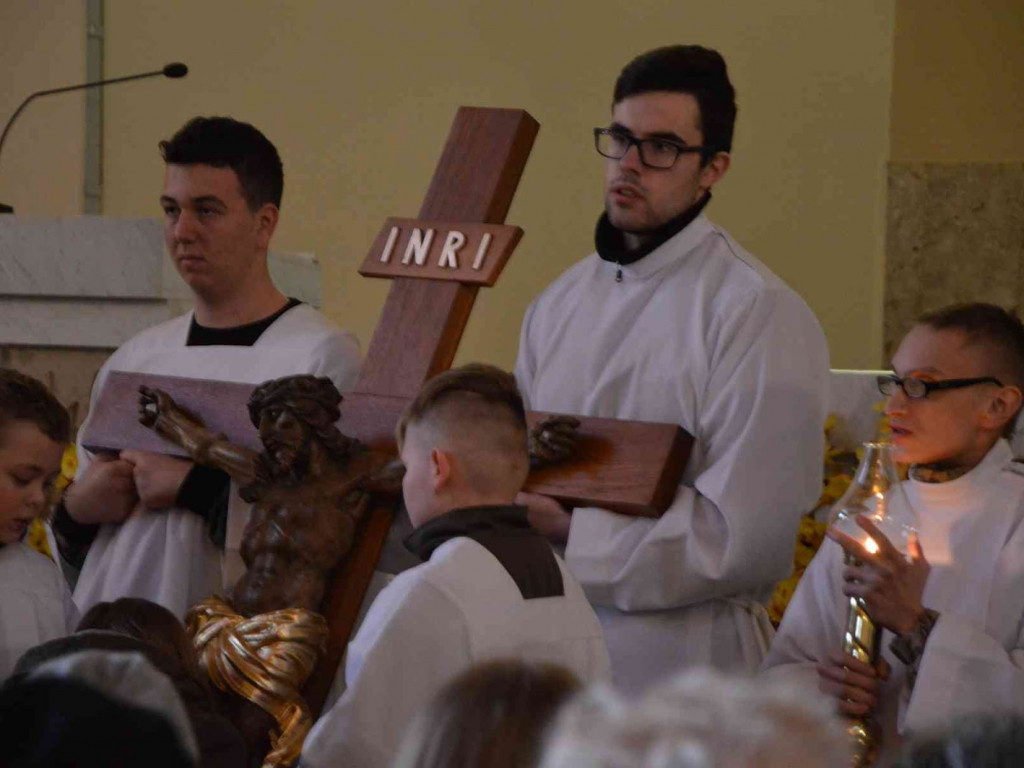 Wielki Piątek. Upamiętniamy śmierć Jezusa Chrystusa na krzyżu. Zobacz zdjęcia z uroczystości [FOTO]