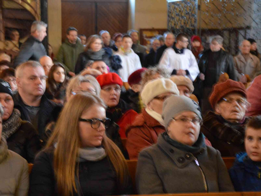Wielki Piątek. Upamiętniamy śmierć Jezusa Chrystusa na krzyżu. Zobacz zdjęcia z uroczystości [FOTO]