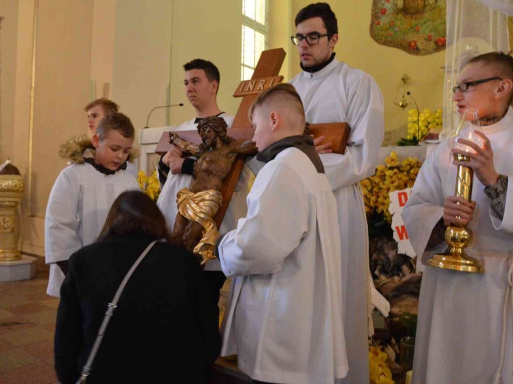 Wielki Piątek. Upamiętniamy śmierć Jezusa Chrystusa na krzyżu. Zobacz zdjęcia z uroczystości [FOTO]