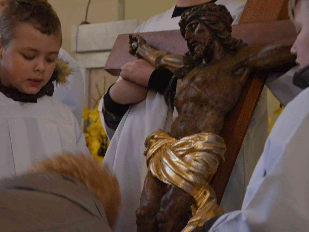 Wielki Piątek. Upamiętniamy śmierć Jezusa Chrystusa na krzyżu. Zobacz zdjęcia z uroczystości [FOTO]