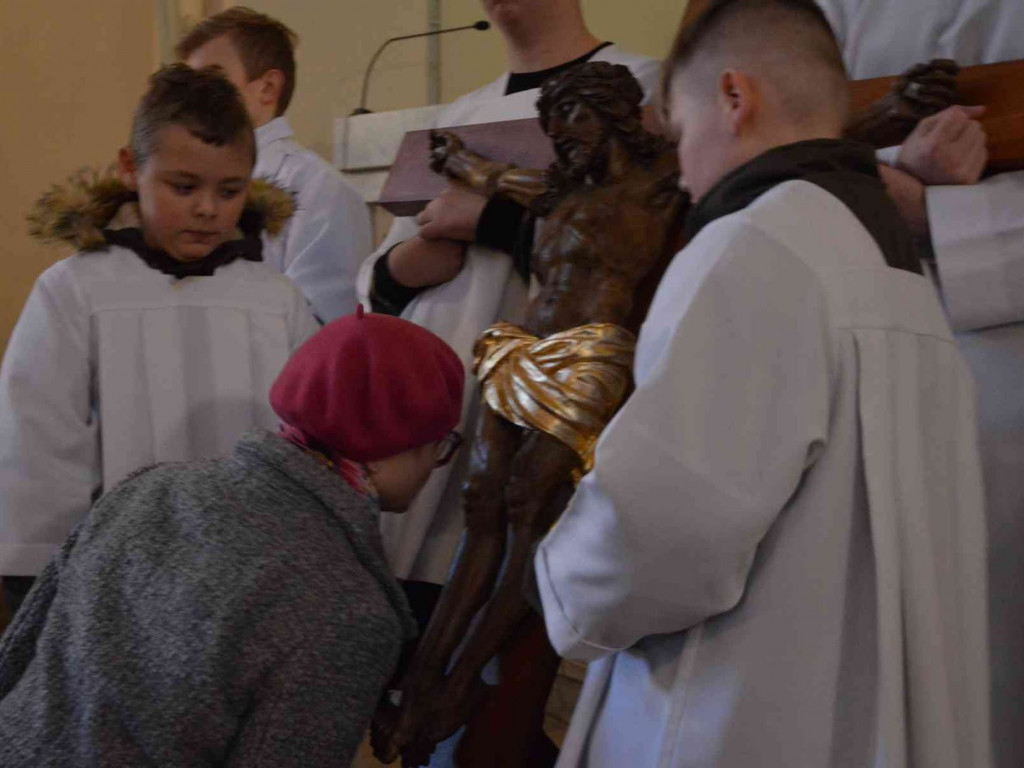 Wielki Piątek. Upamiętniamy śmierć Jezusa Chrystusa na krzyżu. Zobacz zdjęcia z uroczystości [FOTO]