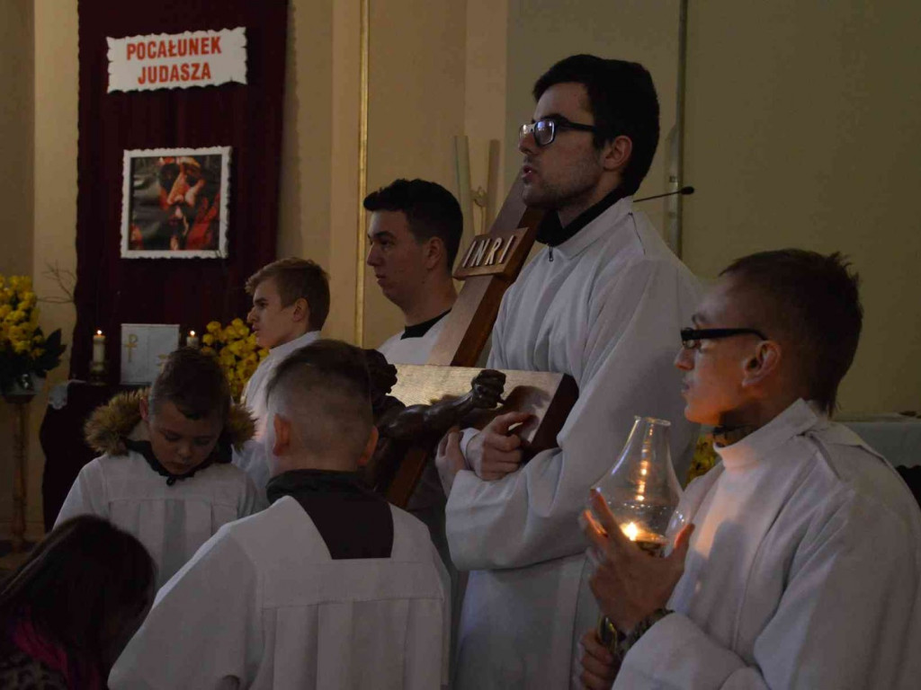 Wielki Piątek. Upamiętniamy śmierć Jezusa Chrystusa na krzyżu. Zobacz zdjęcia z uroczystości [FOTO]