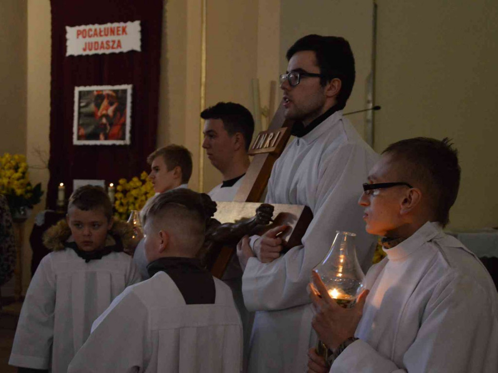 Wielki Piątek. Upamiętniamy śmierć Jezusa Chrystusa na krzyżu. Zobacz zdjęcia z uroczystości [FOTO]
