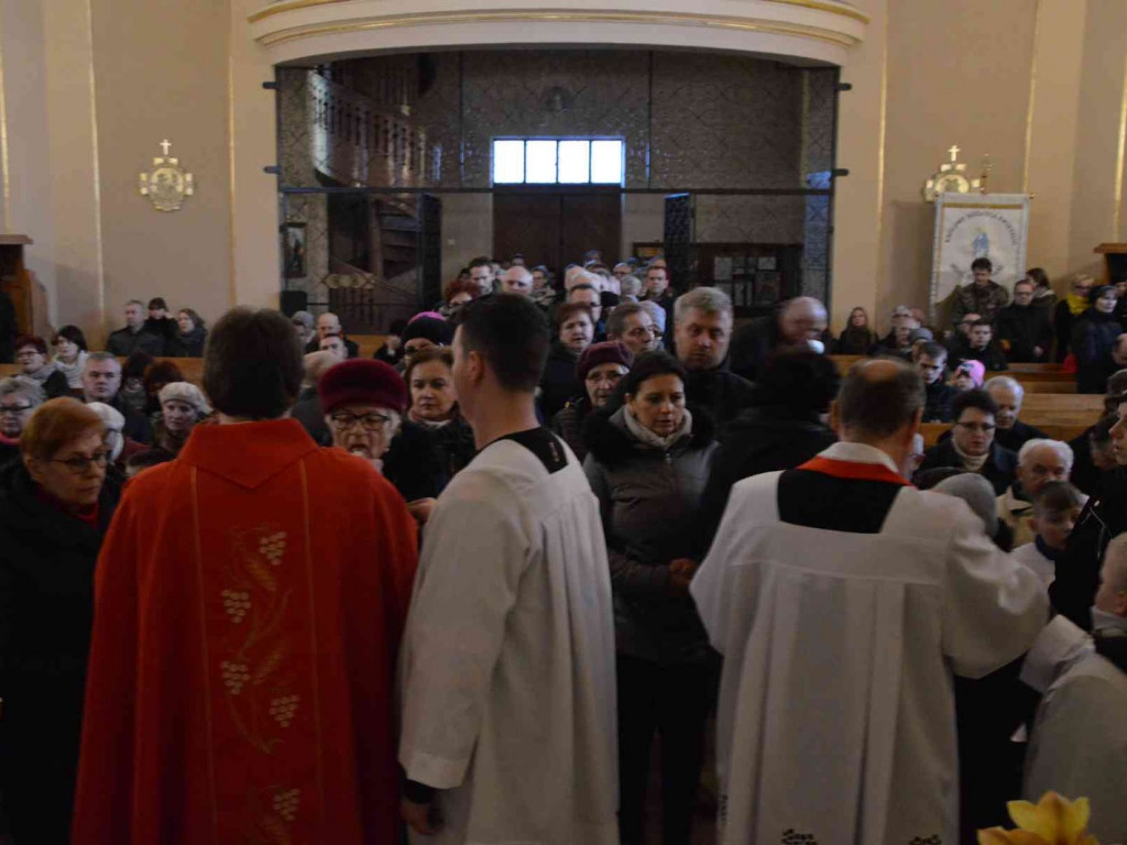 Wielki Piątek. Upamiętniamy śmierć Jezusa Chrystusa na krzyżu. Zobacz zdjęcia z uroczystości [FOTO]