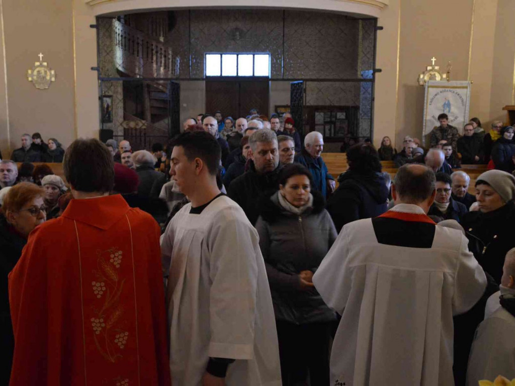 Wielki Piątek. Upamiętniamy śmierć Jezusa Chrystusa na krzyżu. Zobacz zdjęcia z uroczystości [FOTO]