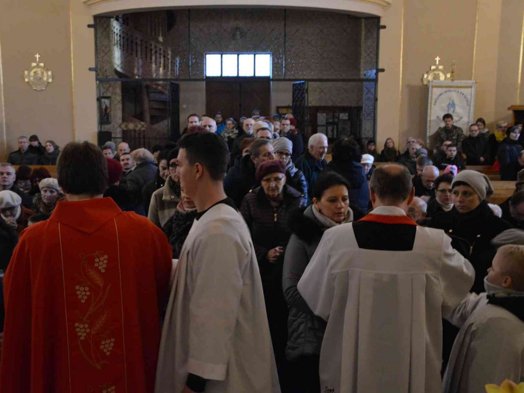 Wielki Piątek. Upamiętniamy śmierć Jezusa Chrystusa na krzyżu. Zobacz zdjęcia z uroczystości [FOTO]