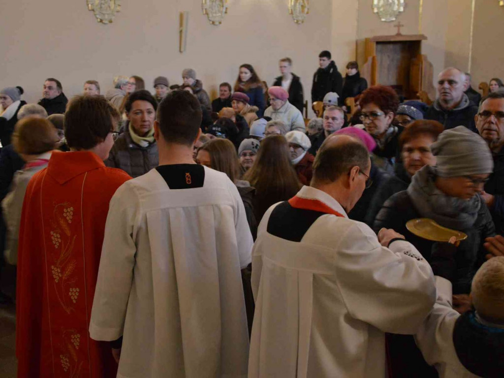 Wielki Piątek. Upamiętniamy śmierć Jezusa Chrystusa na krzyżu. Zobacz zdjęcia z uroczystości [FOTO]