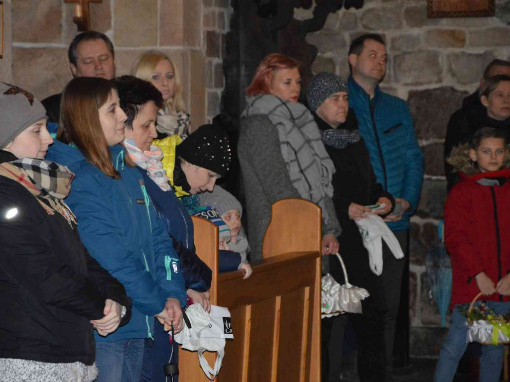 Wielkanocny koszyk. Kruszwiczanie ze święconką w kościołach [FOTO]