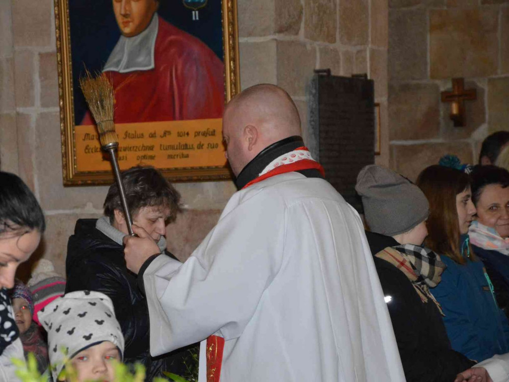 Wielkanocny koszyk. Kruszwiczanie ze święconką w kościołach [FOTO]