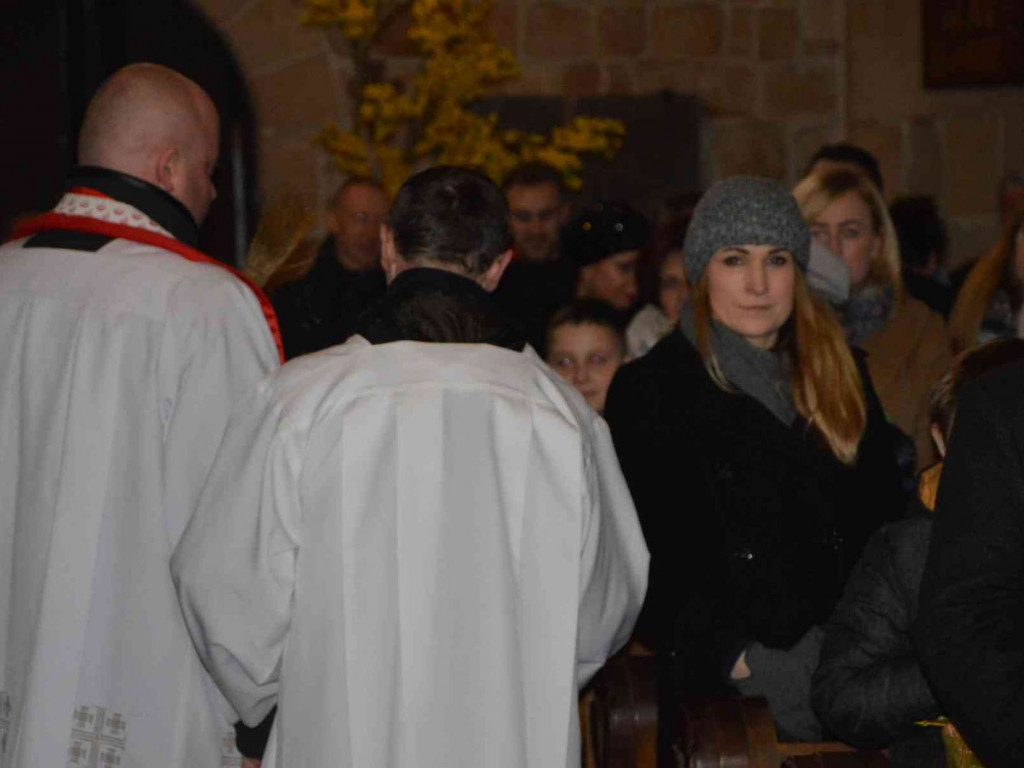 Wielkanocny koszyk. Kruszwiczanie ze święconką w kościołach [FOTO]