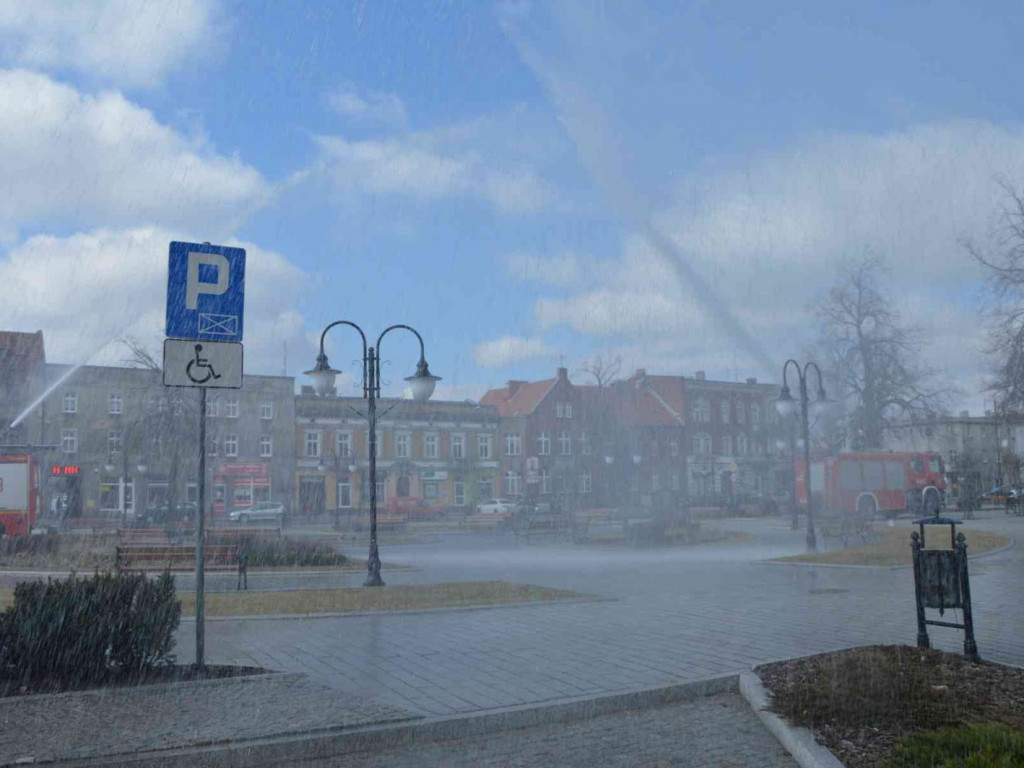 Strażacy podtrzymali tradycję. Na rynku zorganizowano wielki dyngus [FOTO+VIDEO]