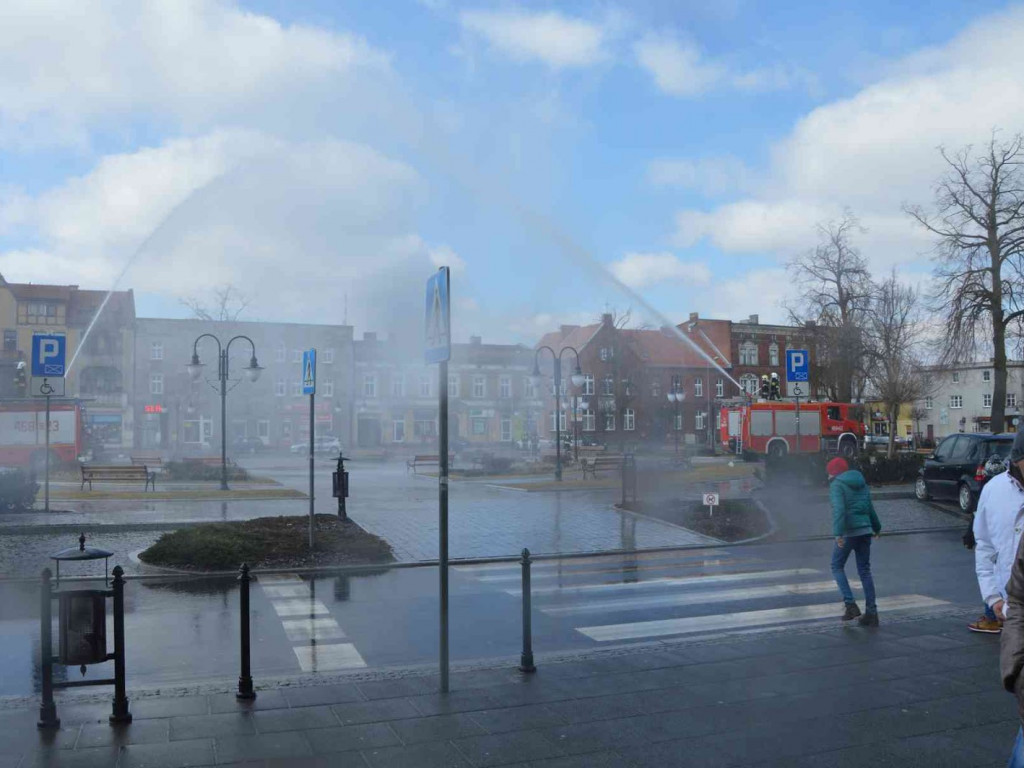 Strażacy podtrzymali tradycję. Na rynku zorganizowano wielki dyngus [FOTO+VIDEO]