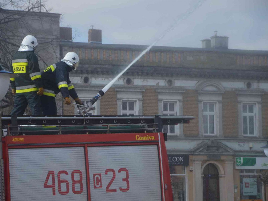 Strażacy podtrzymali tradycję. Na rynku zorganizowano wielki dyngus [FOTO+VIDEO]