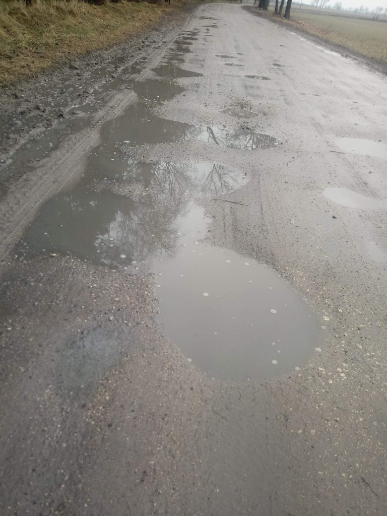 Internauci: Zróbcie coś z drogą w miejscowości Maszenice!