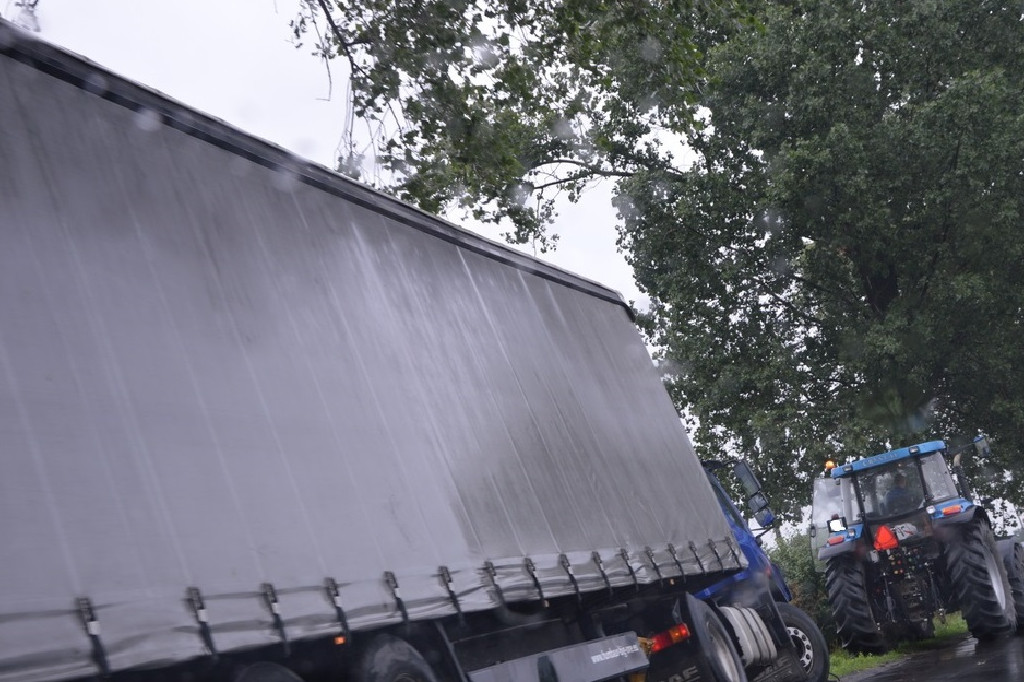  Samochód ciężarowy w rowie