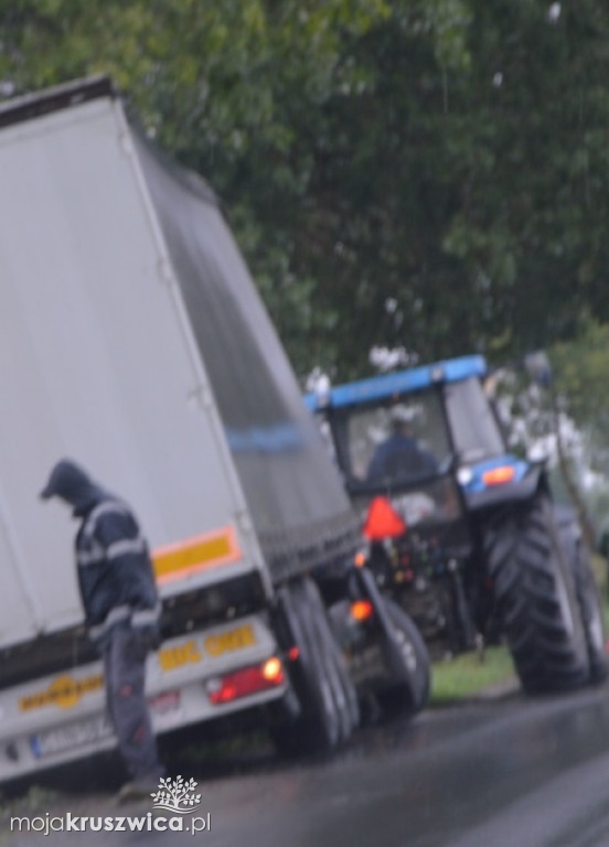  Samochód ciężarowy w rowie