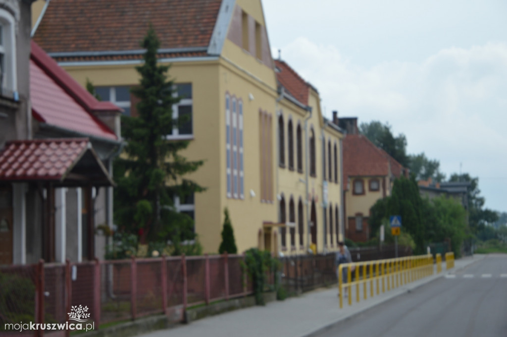 Malowane okna na budynku ZSO