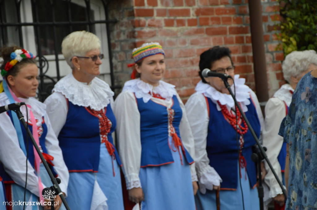 Folklor przy pałacu