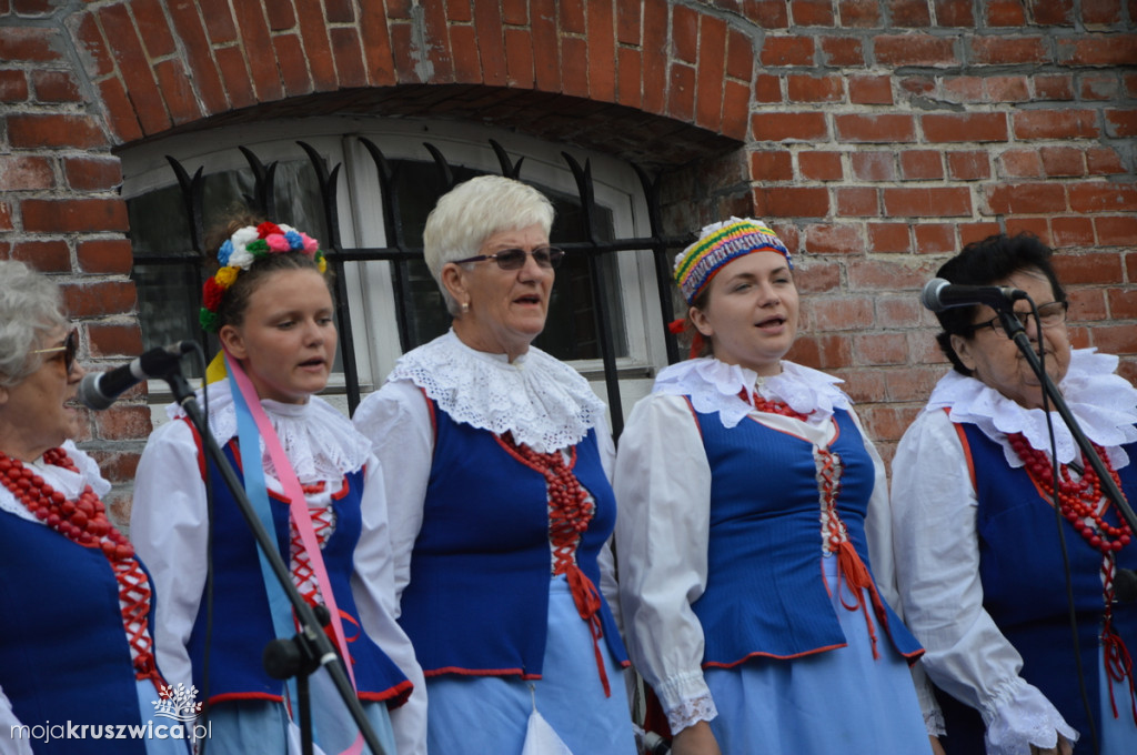 Folklor przy pałacu