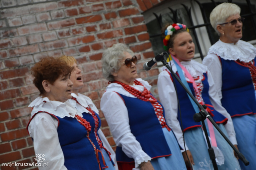 Folklor przy pałacu