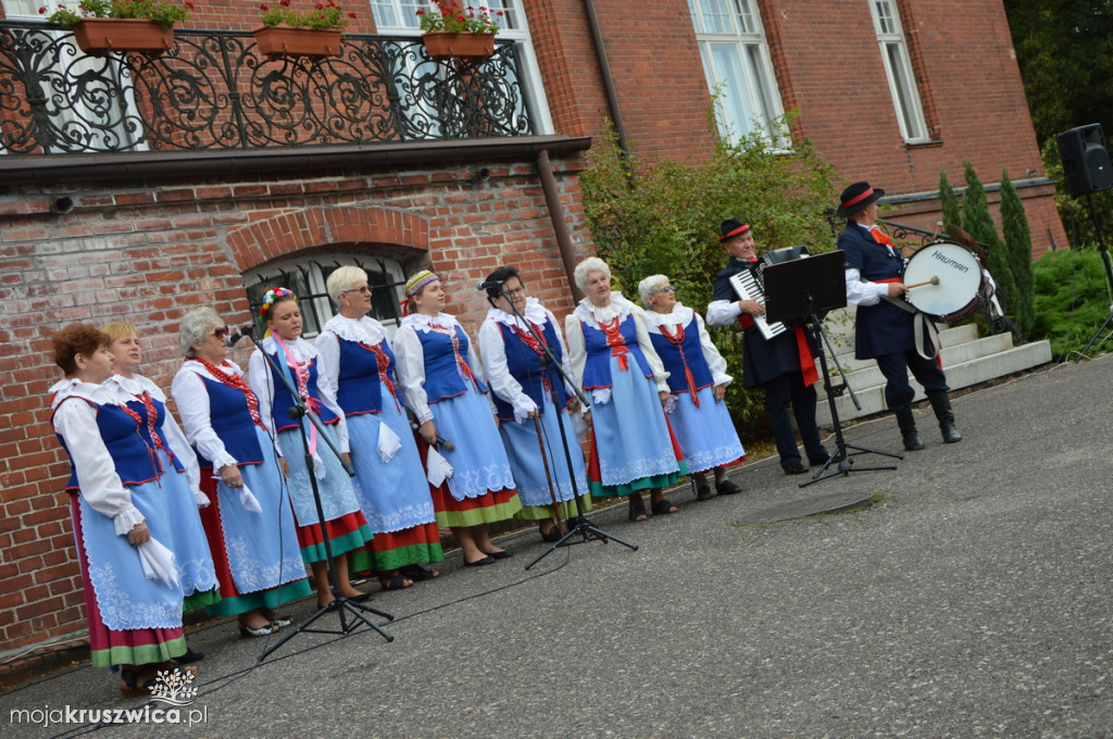 Folklor przy pałacu