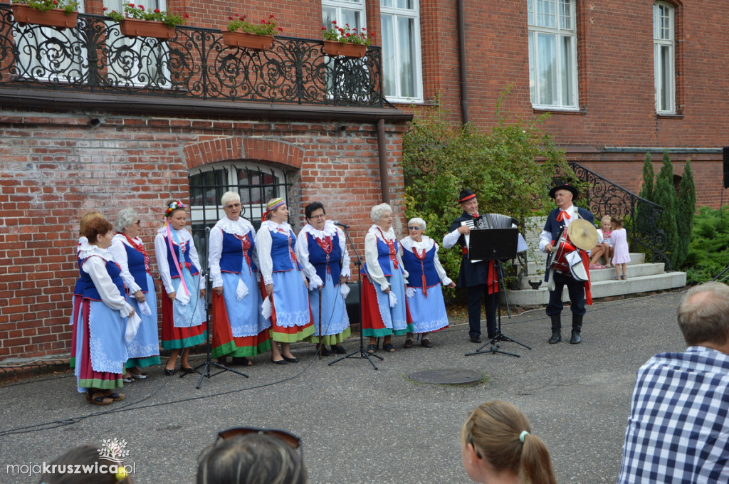 Folklor przy pałacu