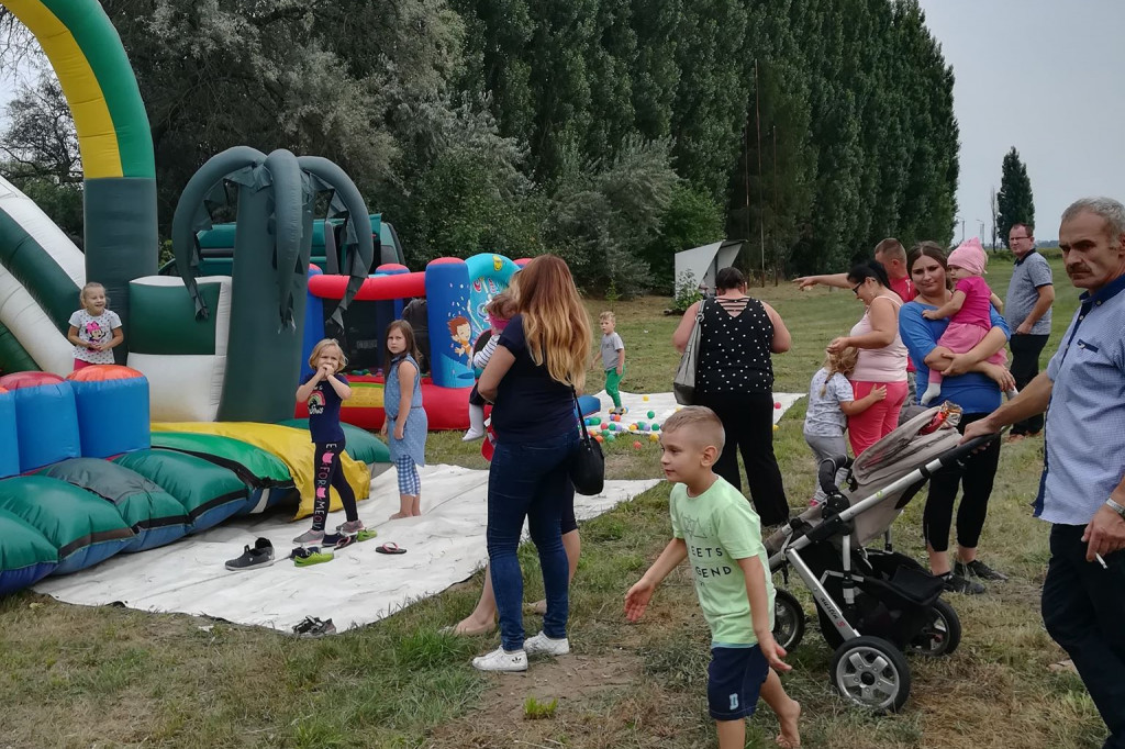Festyn z piłką w tle
