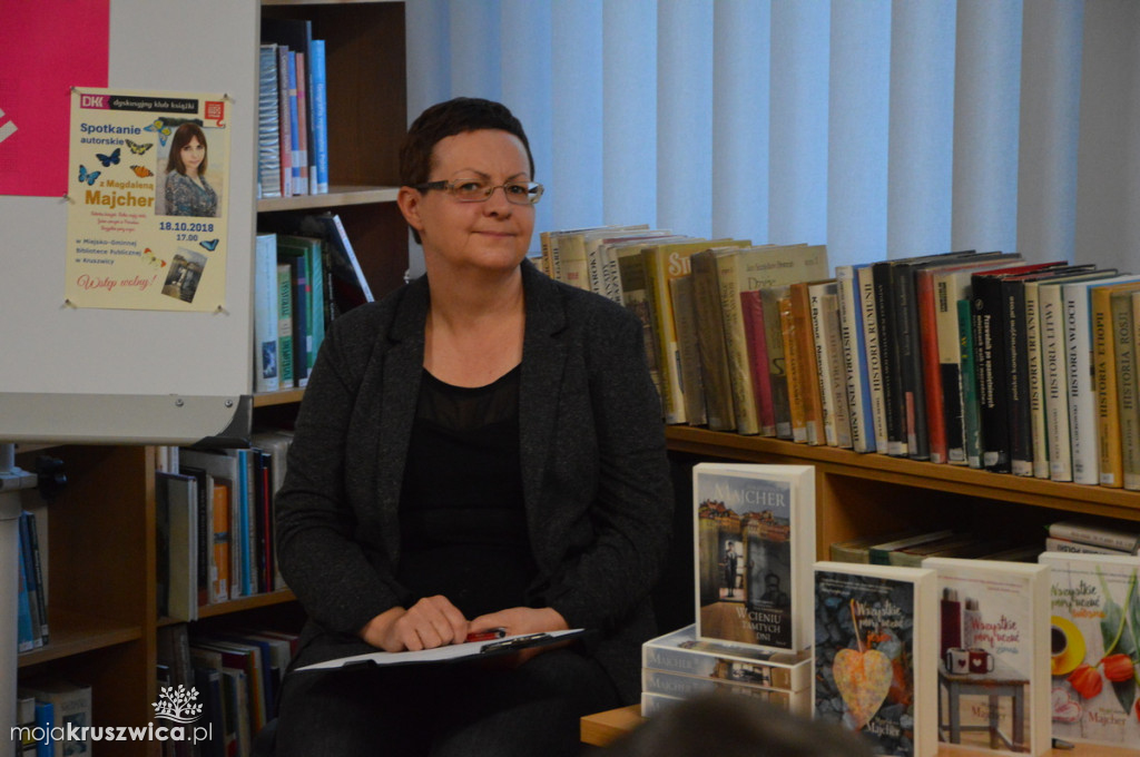 Magdalena Majcher w bibliotece