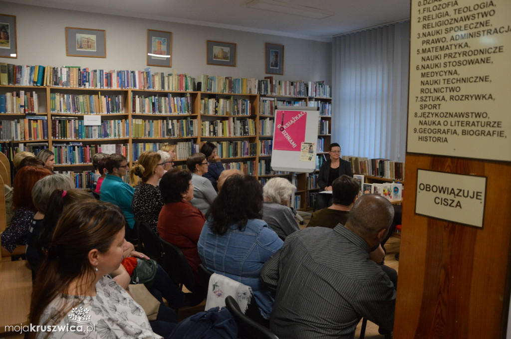 Magdalena Majcher w bibliotece