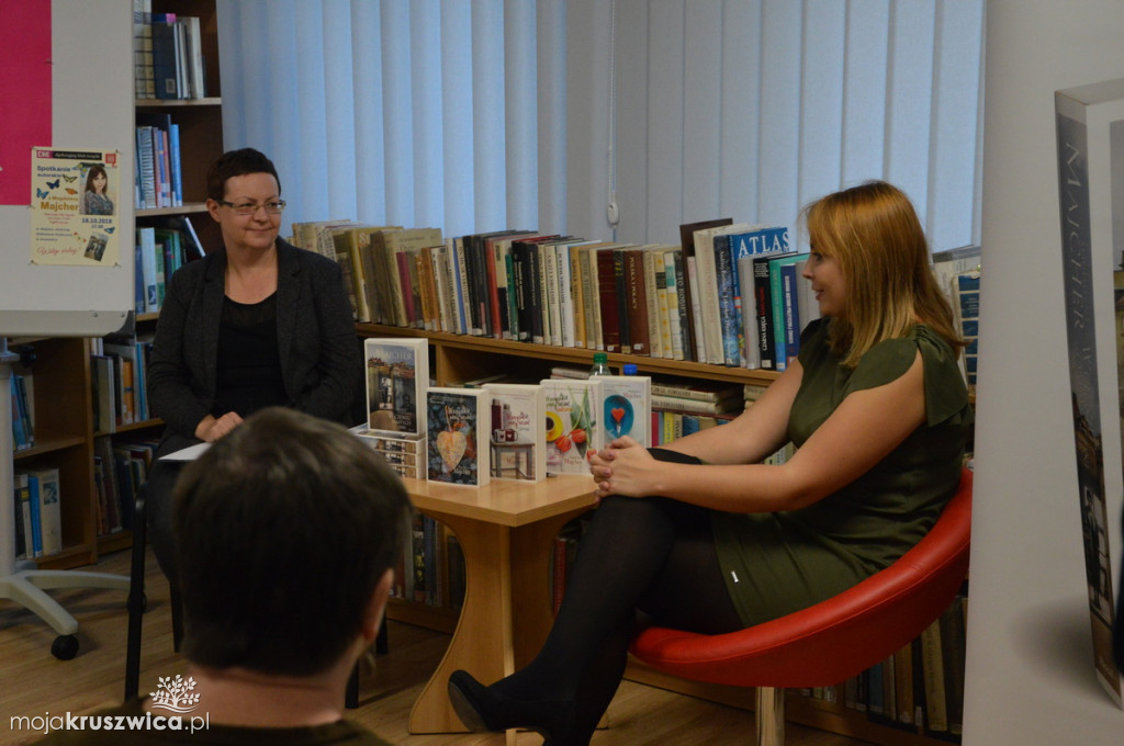 Magdalena Majcher w bibliotece