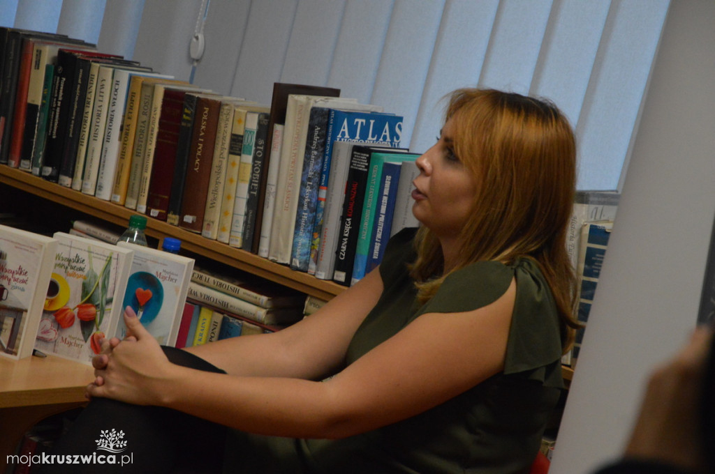 Magdalena Majcher w bibliotece