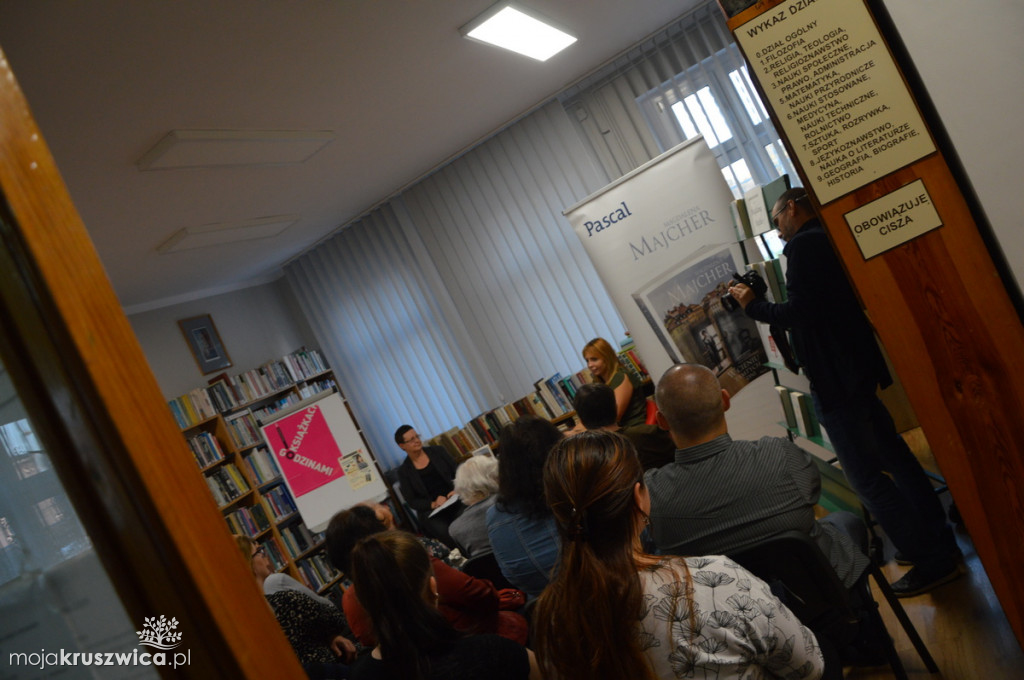 Magdalena Majcher w bibliotece
