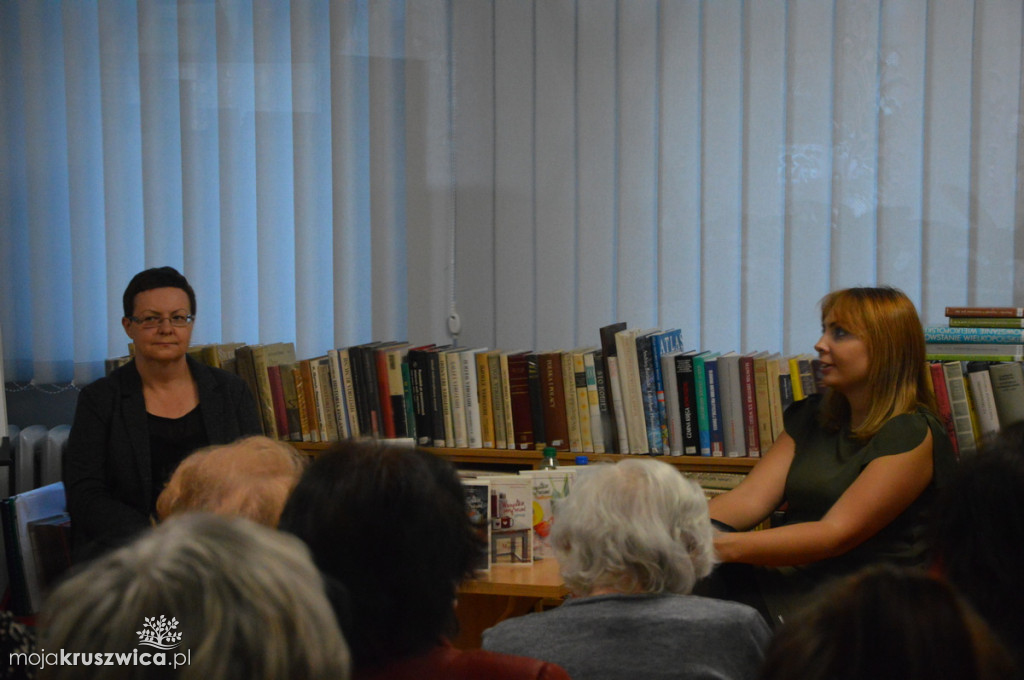Magdalena Majcher w bibliotece