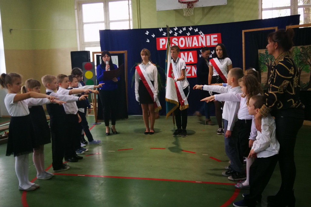 Pasowanie na ucznia w Chełmcach