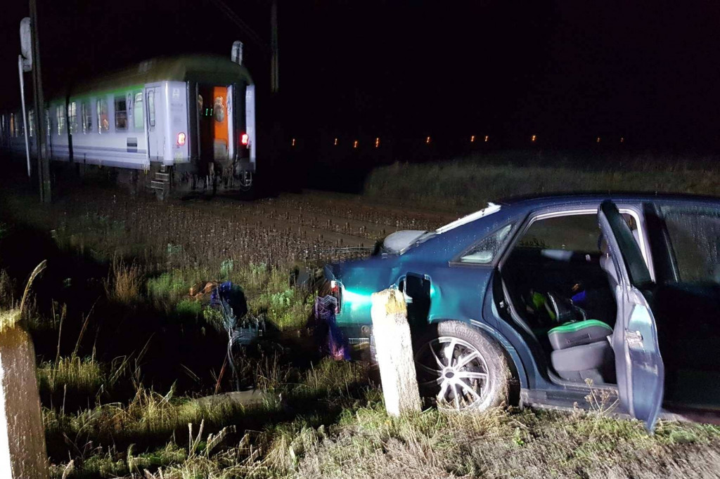 Auto osobowe uderzyło w pociąg