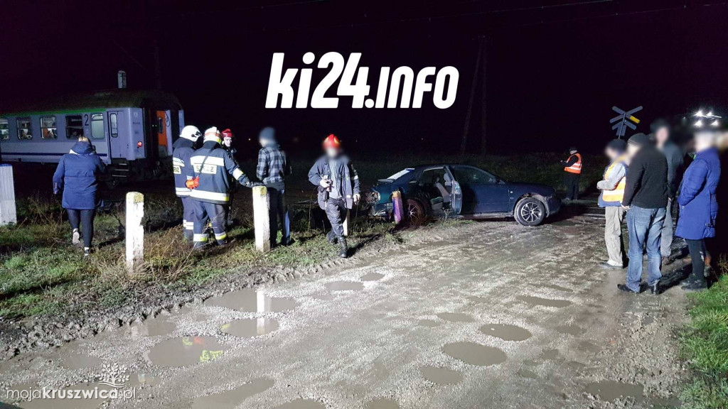 Auto osobowe uderzyło w pociąg