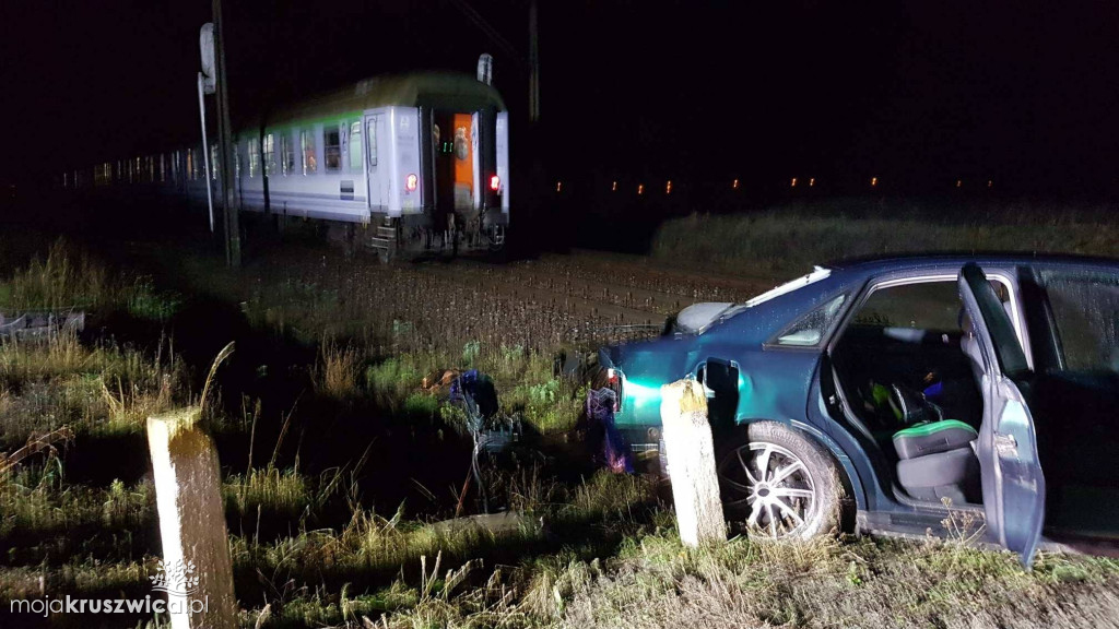 Auto osobowe uderzyło w pociąg