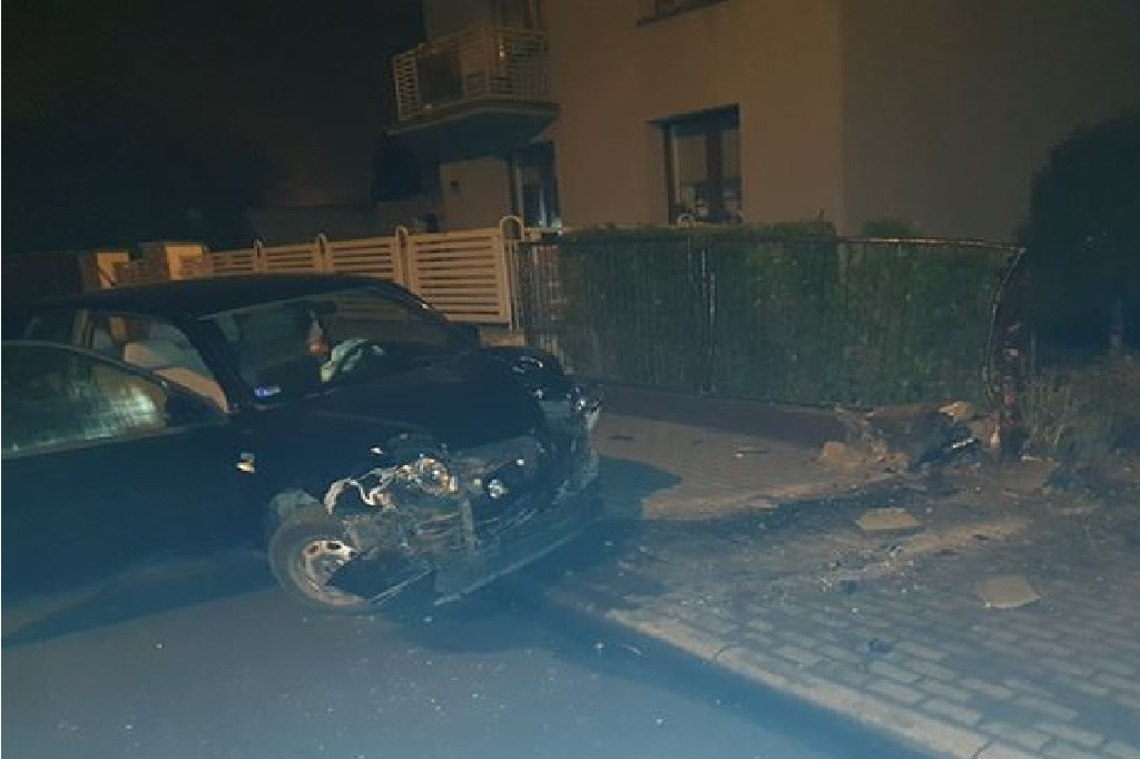 Pijany kierowca wjechał w bramę domu