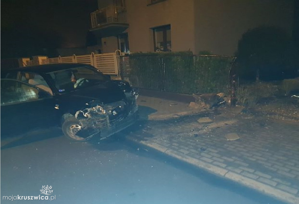 Pijany kierowca wjechał w bramę domu