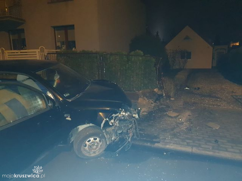 Pijany kierowca wjechał w bramę domu