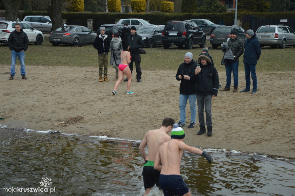 Niedzielne morsowanie na dzikiej plaży